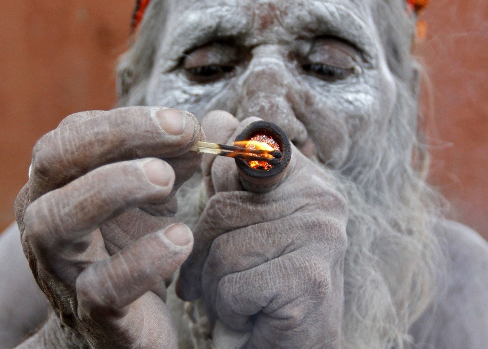 курение марихуаны, ритуальное употребление марихуаны, индийская марихуана, конопля, ганжа,
