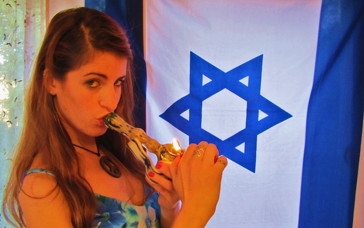В Израиле новый закон разрешил употребление конопли в общественных местах